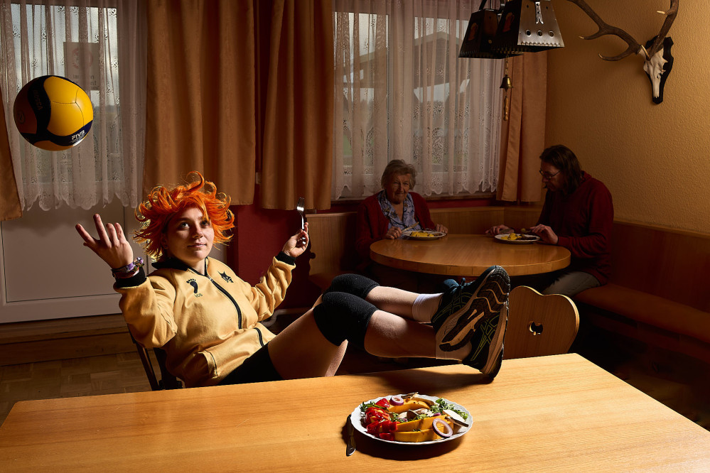 inszenierte-schueler-iin-klasse-mit-magischem-licht-184