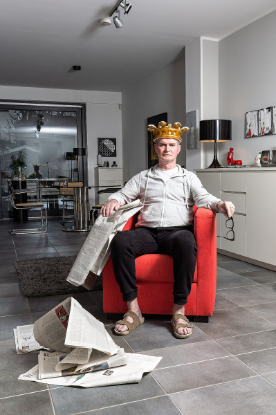 Der König seines Hauses, Inszeniertes Portrait, Düsteres filmisches Licht.