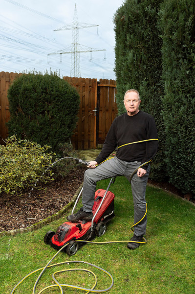Portrait eines alten Mannes mit Wasserschlauch der tröpfelt, Studiobeleuchtung, Inszeniert.