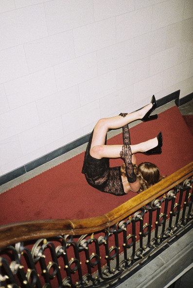 Trash als Look für stylische Modefotografie gezeigt anhand von Portraits in der Ausbildung zum Fotografen verfeinert.