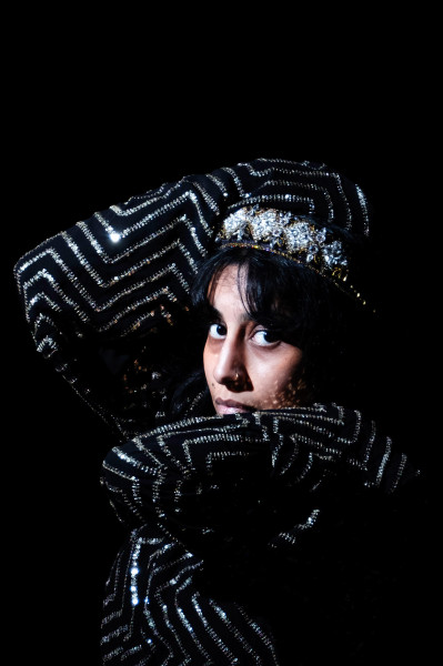 Modeportrait mit einsatz von Studiolicht im Freiland.