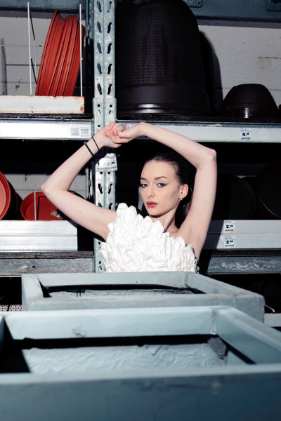 MOdeportrai mit gezielter Regie auf Formen und Silhouettenwirkung.