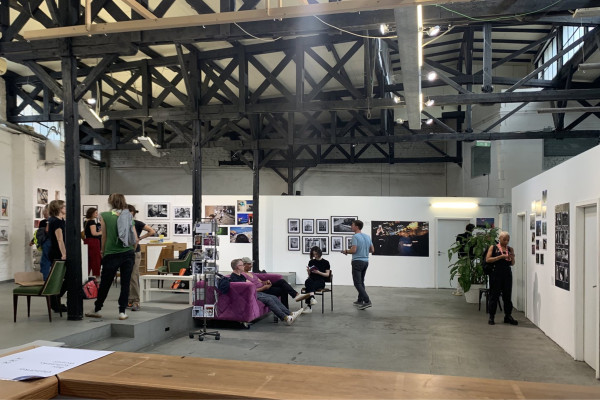 Die Ausstellung "Street Photography Mixtape" erweitert das Netzwerk des Studiums der Fotografie.